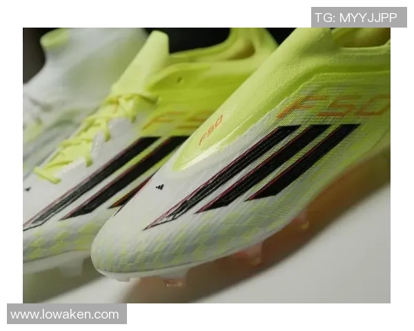 辨别足球鞋真伪的技巧与方法助你选购到正品鞋款